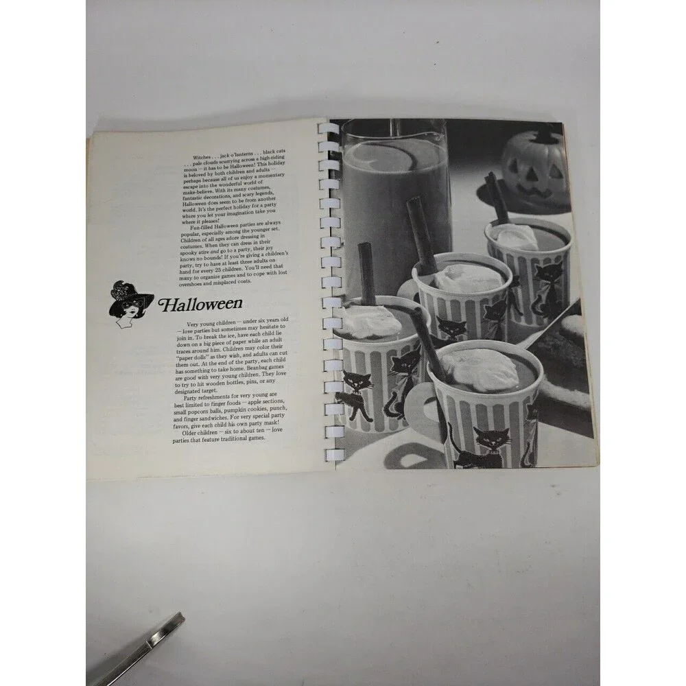 Holiday Cookbook Assemblies of God Women 900 Recipes for All Holidays VTG 1971
